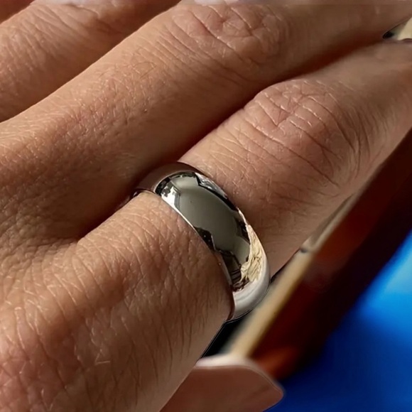 Men’s Stainless Steel 6mm Smooth Finish Wedding Band - Picture 4 of 6